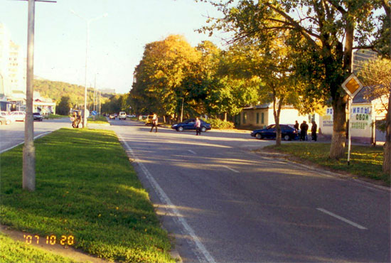 Ул. Ленина. Поворачиваем направо (где авто).