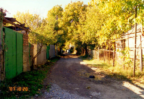 Через 40-50 м. поворачиваем направо, на ул. Медовую.